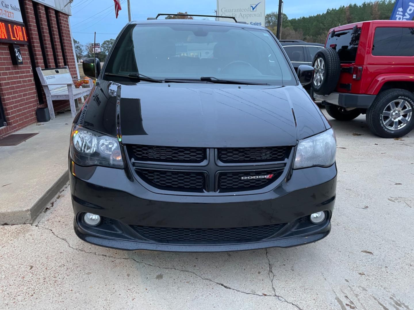 2019 Black /Black Dodge Grand Caravan GT (2C4RDGEG0KR) with an 3.6L V6 DOHC 24V engine, 6A transmission, located at 204 Hwy. 16 East, Carthage, MS, 39051, (601) 267-7277, 0.000000, 0.000000 - Photo#2